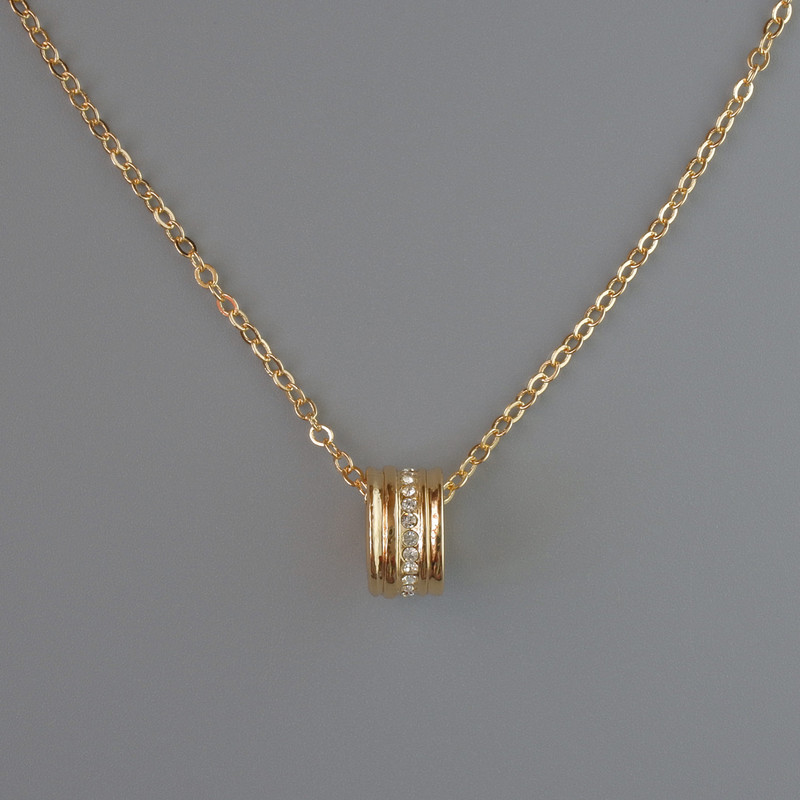 Wisiorek na łańcuszku z metalem złotym, średnica 10×6 mm, grubość 1 mm, długość 40–45 cm