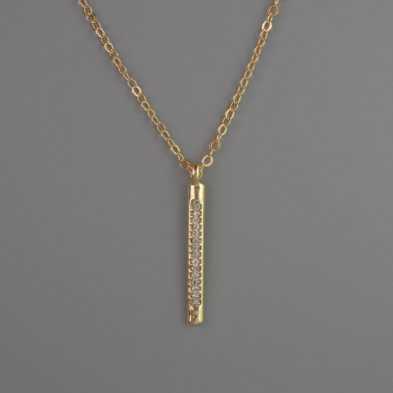 Wisiorek na łańcuszku z złocistego metalu, średnica 26x3 mm, grubość 1 mm, długość 40–45 cm