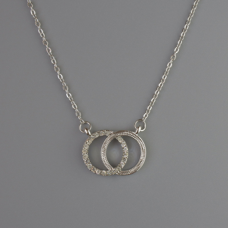 Zawieszka na łańcuszku ze srebrzystego metalu, średnica 13×17 mm, grubość 1 mm + -, długość 40–45 cm +