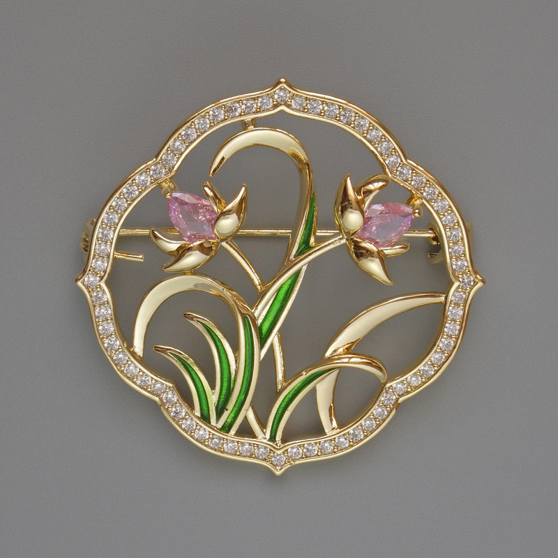 Broszka Kwiaty z różowymi kryształami, białymi cyrkoniami, zieloną emalią, 38×38 mm, metal złocisty
