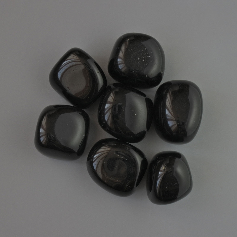 Pamiątkowy naturalny agat czarny fasetowany, o wymiarach 22×20–22 mm (+/-), opakowanie 100 g