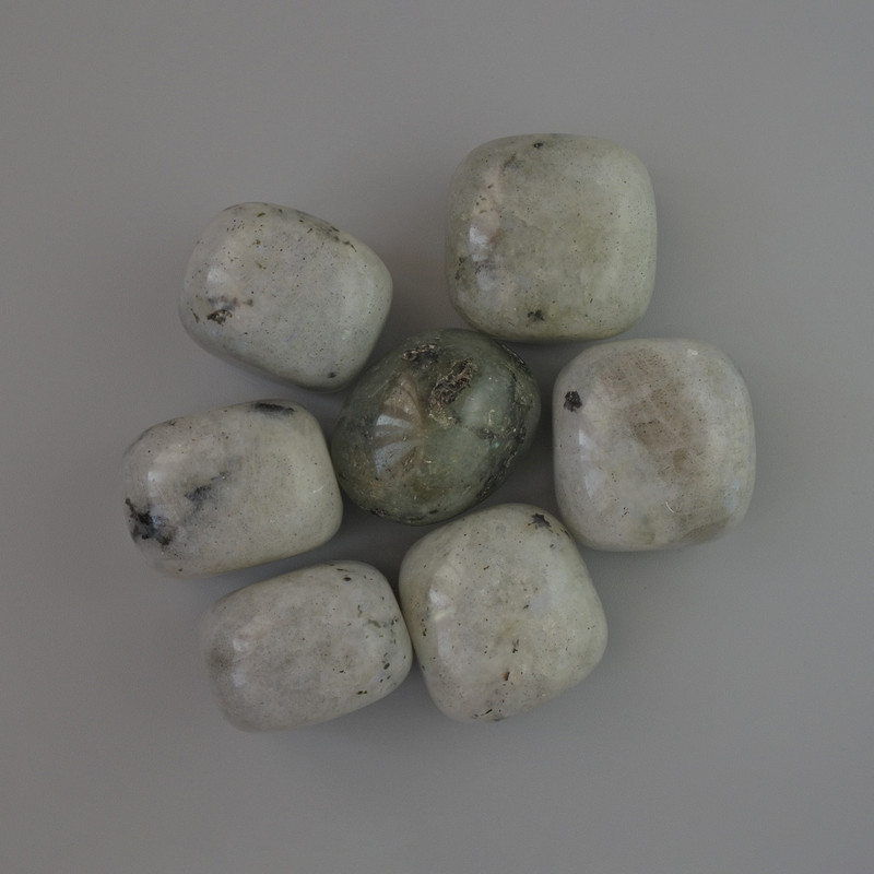 Suvenirowy kamień naturalny labradoryt – galety, średnica 23×21 mm (+/-) opakowanie 100 g