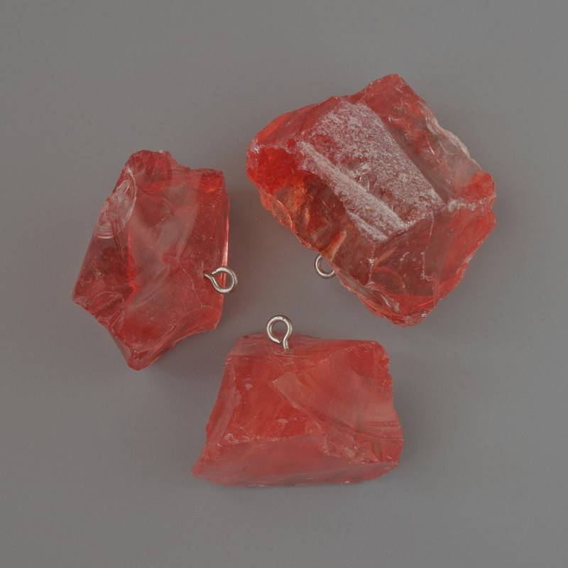 Wisiorek z nieobrobionego chalcedonu, kamień, średnica 20×29–27×34 mm, asortyment