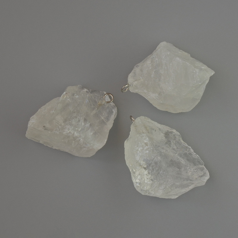 Wisiorek z górskiego kryształu, naturalny kamień, nieobrobiony, o wymiarach od 24×19 do 32×24 mm +/- asortyment