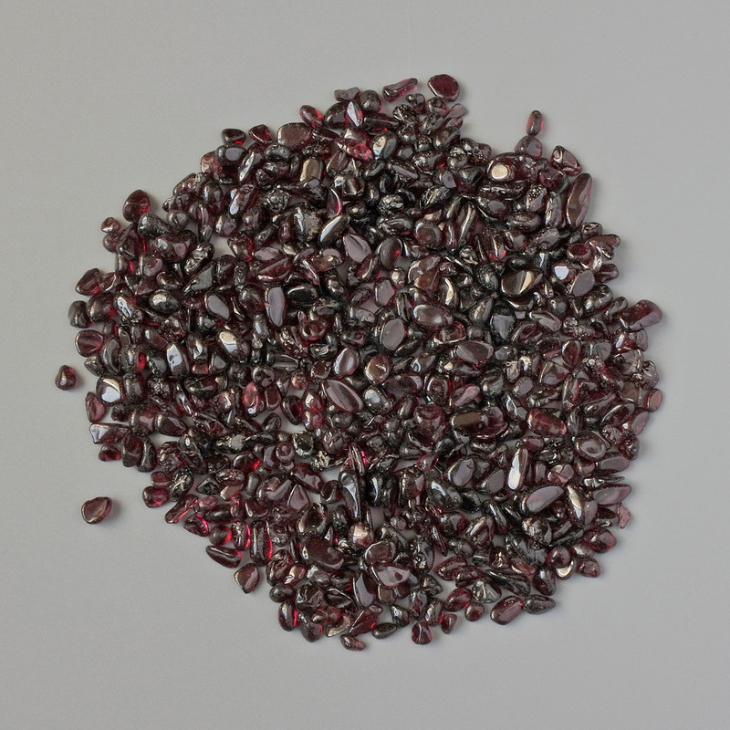 Drobina kamienia bez otworu – granat, średnica 2-6×2-4 mm ± (cena za 100 g)
