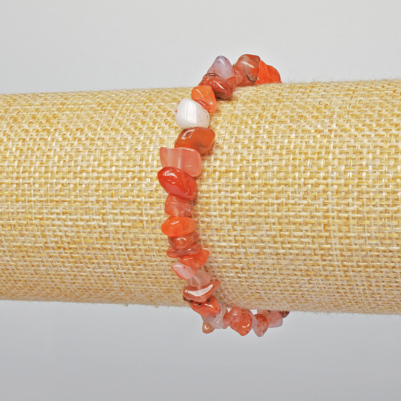 Bransoletka z naturalnego karneolu — drobinki kamienia o średnicy 6×4 mm, długość 18 cm (na elastycznej gumce)