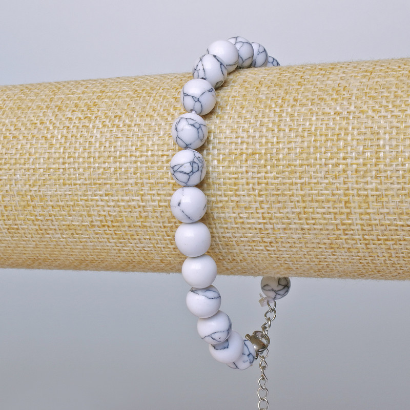 Bransoletka z howlit syntetycznego – gładkie kuleczki, średnica 8 mm, długość 19–24 cm, srebrne zapięcie