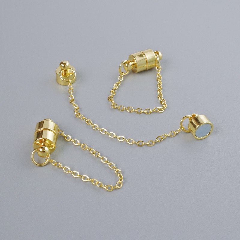 Zapięcie magnetyczne, średnica 13×6 mm, złoty kolor metalu, z łańcuszkiem, długość 5 cm