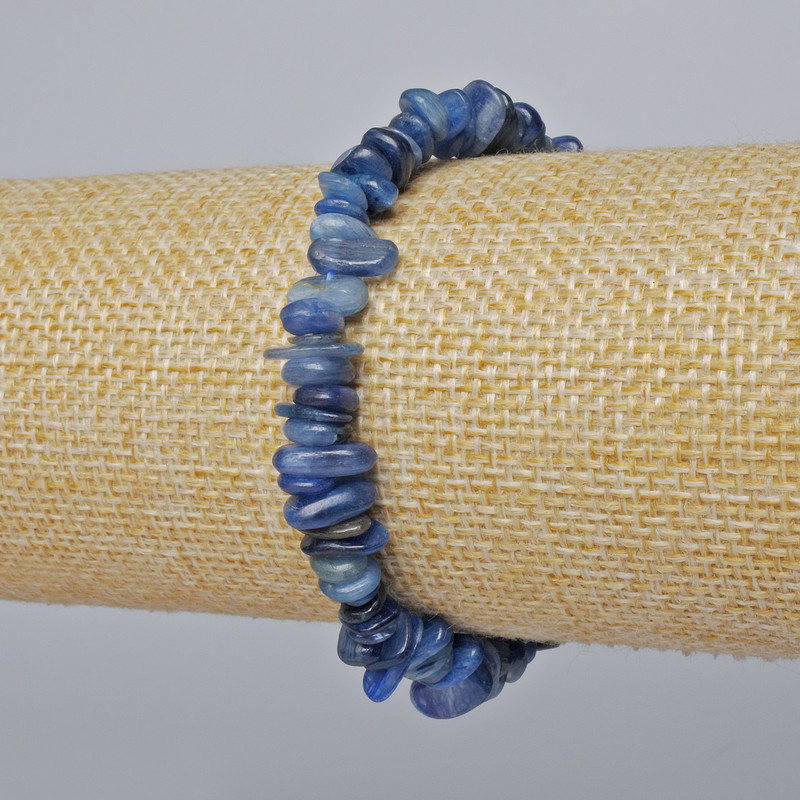 Bransoleta z naturalnego kianitu — drobinki o średnicy 7×3 mm ±, długość 18 cm ± (rozciągana)