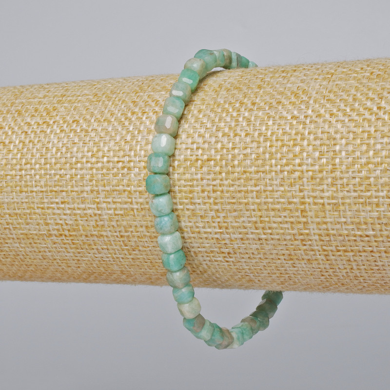 Bransoletka z amazonitu, naturalny kamień, graniowane kostki o boku 4 mm, długość 18 cm ± (na elastycznej gumce)