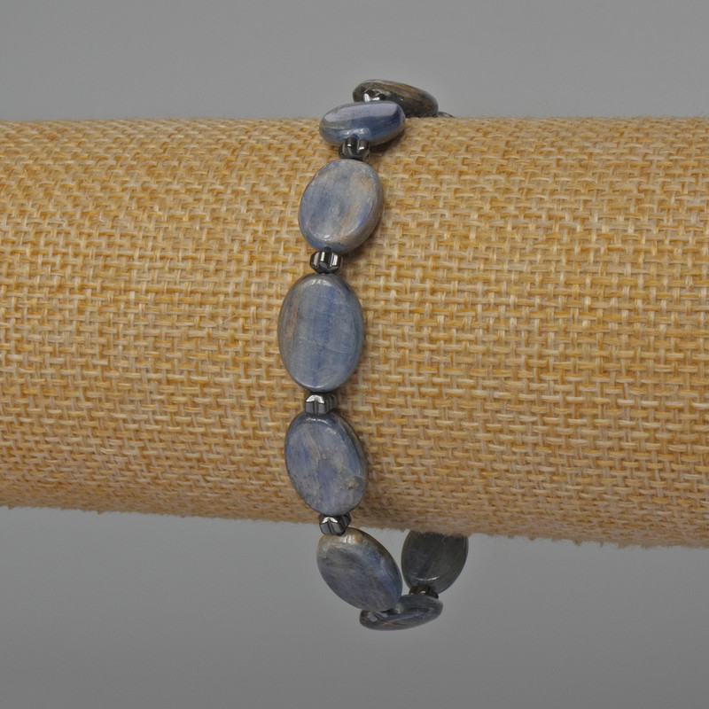 Bransoletka z naturalnego kianitu, kamień owalny, średnica 10×14 mm ±, długość 18 cm ± (elastyczna) ze wstawkami hematytu