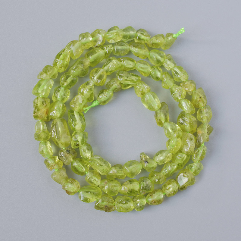 Koraliki z naturalnego chryzolitu – w kształcie galetu, średnica 5×6 mm, długość nici ok. 41 cm