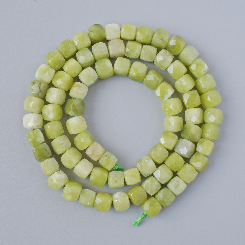 Koraliki jadeitu z naturalnego kamienia, fasetowane kostki, średnica 5 mm, długość około 39 cm, na nici