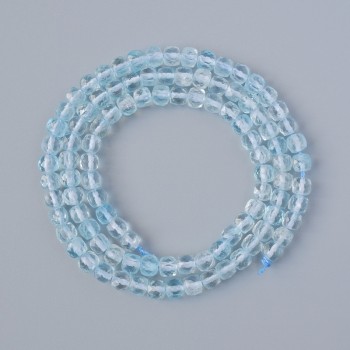 Koraliki topazu — naturalny kamień, fasetowane kostki, średnica około 4 mm, długość 40 cm, na nitce