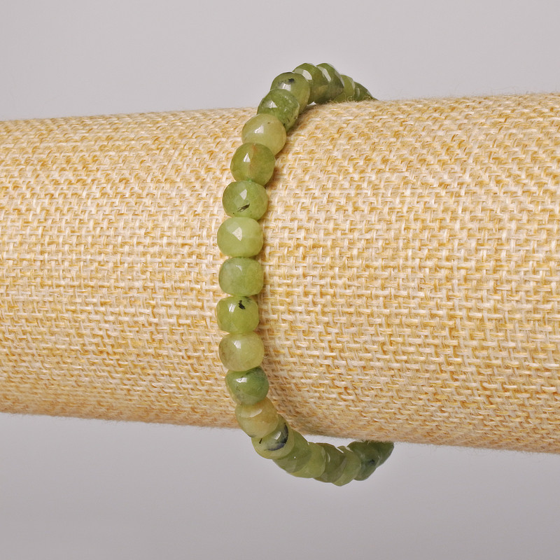 Bransoletka z jadeitu — naturalny kamień, fasetowany sześcian, średnica około 5,5 mm, długość 18 cm (na elastycznej bazie)