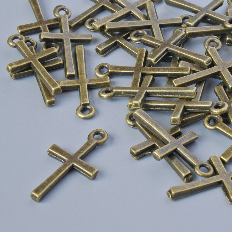 Zawieszka krzyż, brązowy kolor metalu, wymiary 18×10 mm, średnica otworu 1,3 mm, opakowanie 30 szt. ±