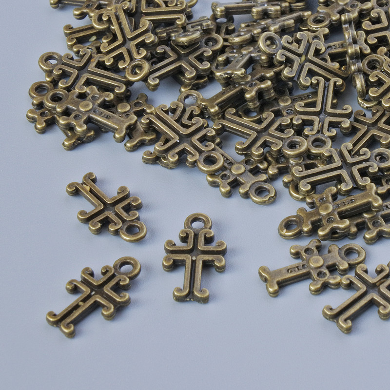 Zawieszka krzyż, wymiary 11×6 mm, średnica otworu 1,3 mm, opakowanie ok. 70 szt., kolor metalu: brązowy
