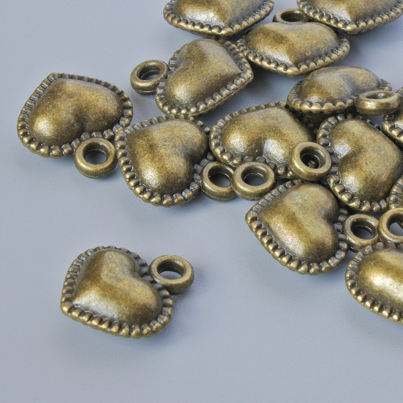 Zawieszka z okuciami 'Serce', średnica 13×11,5 mm, średnica otworu 1,9 mm, opakowanie 16 szt. +/-, kolor metalu brązowy