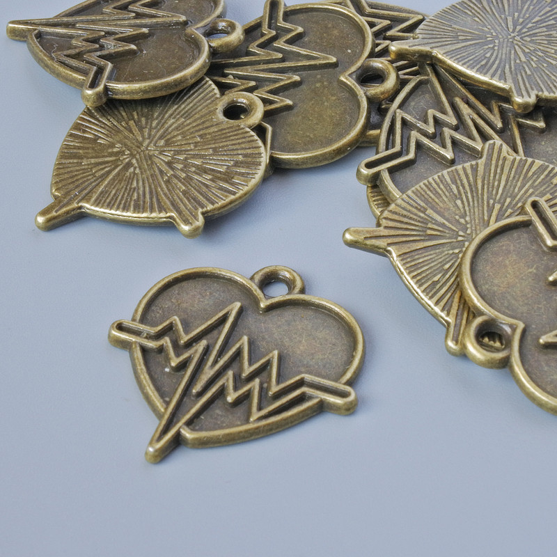 Zawieszka 'Serce', brązowy kolor metalu, wymiary 22x20 mm, grubość 5 mm, średnica otworu 1,9 mm, opakowanie 10 szt.