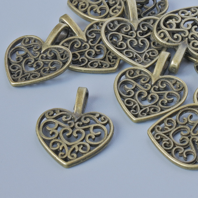 Zawieszka 'Serce' – wymiary 17,5 × 14 mm, otwór 3,3 × 2 mm, opakowanie 12 szt. +/- kolor metalu: brązowy
