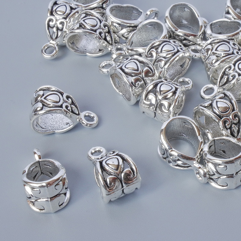Okucie do zawieszek, srebrzysty kolor metalu, średnica 8×7,5 mm, średnica otworu 1,8 mm, 7,3×5,7 mm, długość 13 mm, opakowanie 24 szt.