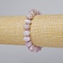 Bransoletka z kunzytu naturalnego, fasetowany kamień rondelkowy, średnica około 10×7 mm, długość 18 cm ± (rozciągliwa) z metalowymi wstawkami
