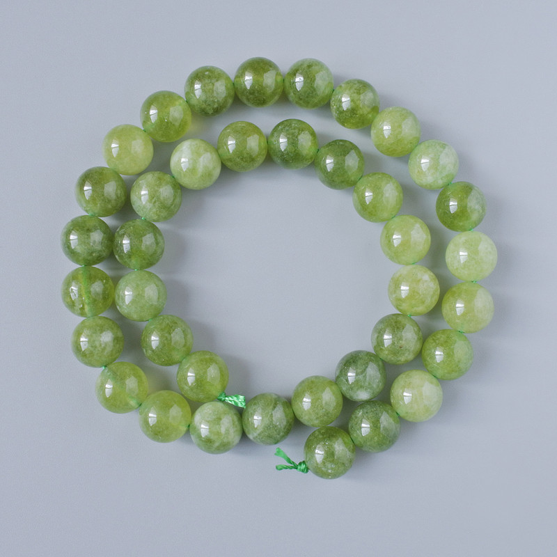Koraliki z jadeitu, naturalny kamień, gładkie kuleczki, średnica 10 mm ±, długość 39 cm ± na nitce