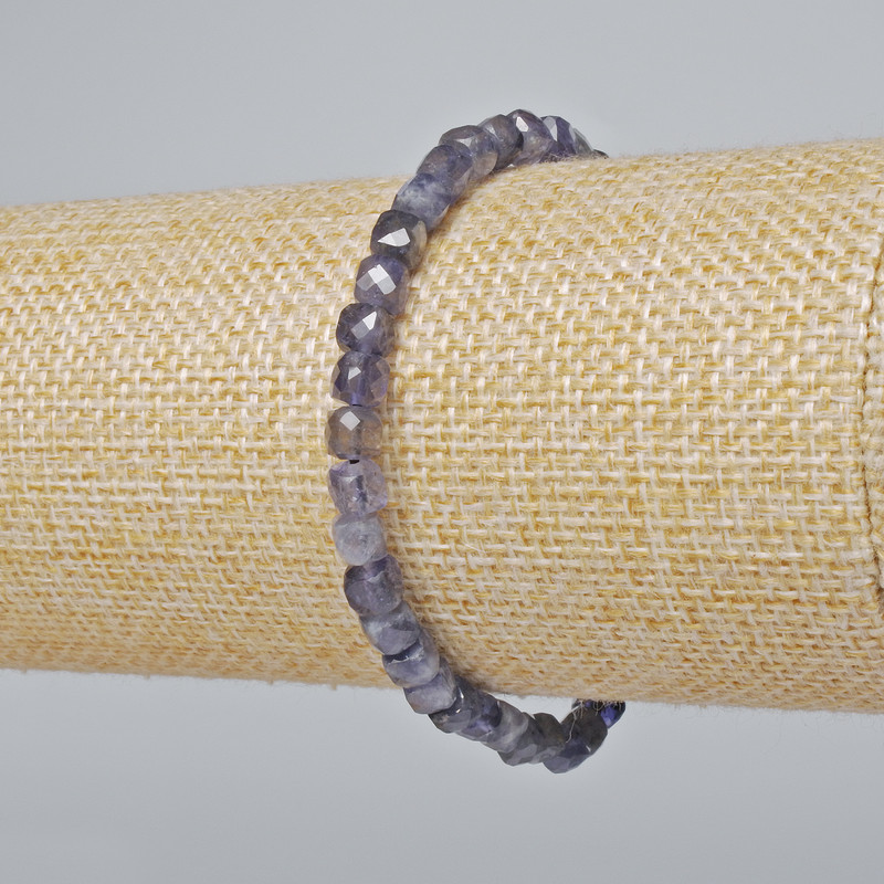 Bransoletka z iolitu, naturalny kamień, fasetowany kubik, średnica 4–5 mm, długość 18 cm (rozciągliwa)