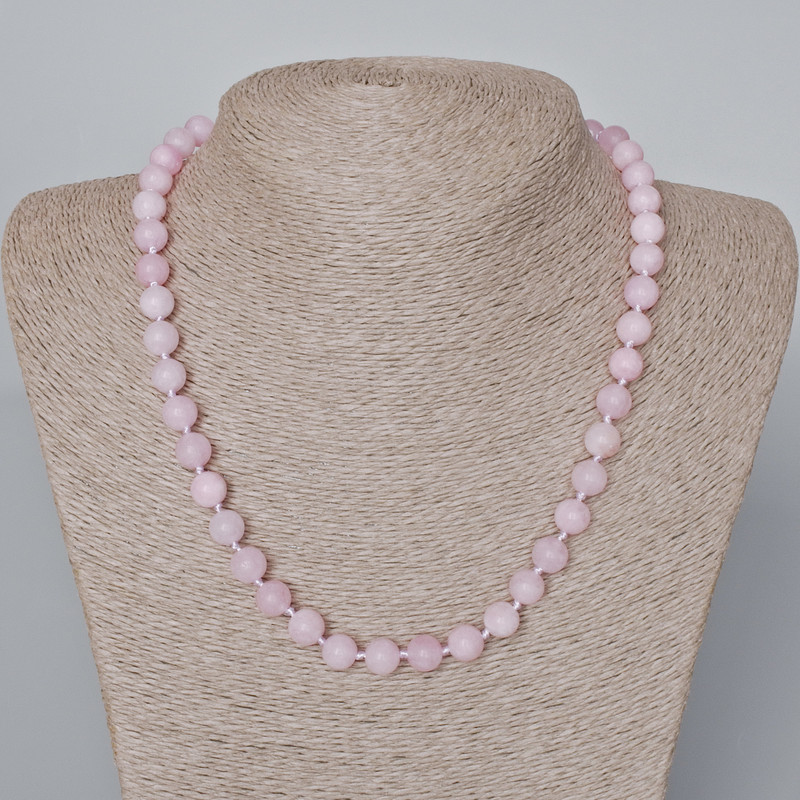 Naszyjnik z kunzytu sztucznego, fasetowana kuleczka o średnicy 8 mm, długość 45–48 cm