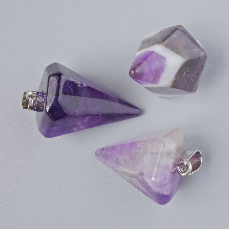 Wisiorek Wahadło z naturalnym ametystem, kamień ametystowy, średnica od 24×18 mm do 32×18 mm, długość 34–40 mm