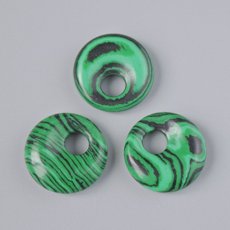 Wisiorek w kształcie pączka (donut) z malachitu (prasowany), średnica 18×5 mm, średnica otworu 5 mm