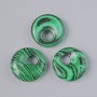 Wisiorek w kształcie pączka (donut) z malachitu (prasowany), średnica 18×5 mm, średnica otworu 5 mm