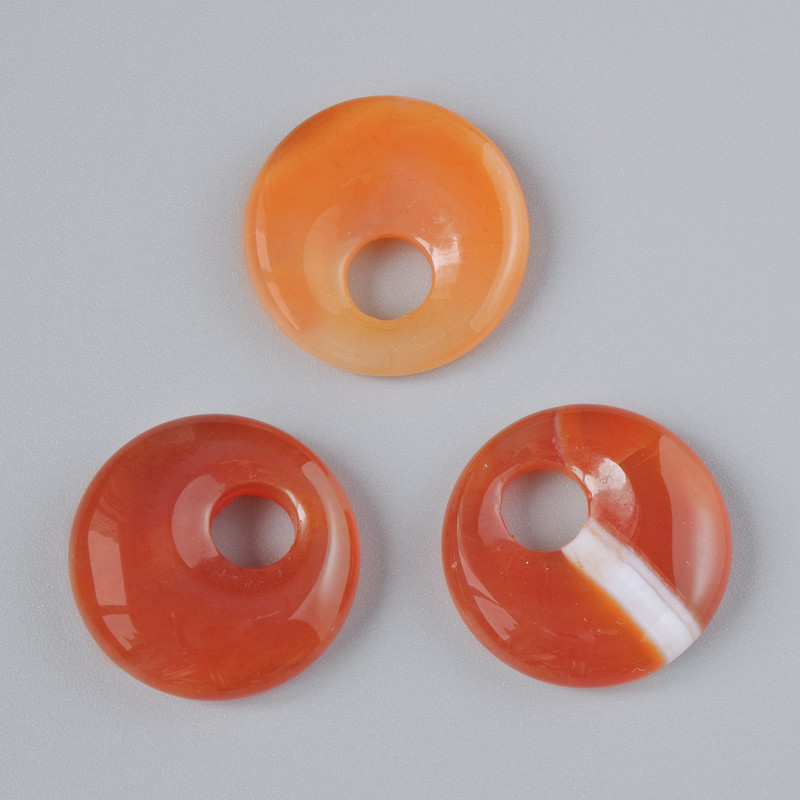 Wisiorek z karneolu w kształcie donuta, średnica 18×5 mm, ± średnica otworu 5 mm