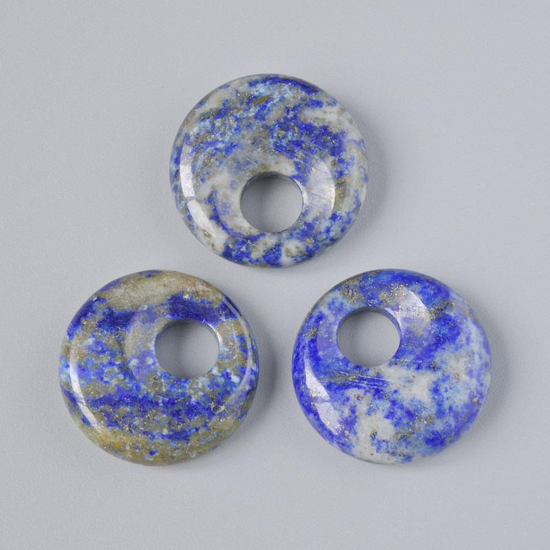 Wisiorek w kształcie pączka z lazurytu naturalnego, średnica 18 × 5 mm, otwór 5 mm