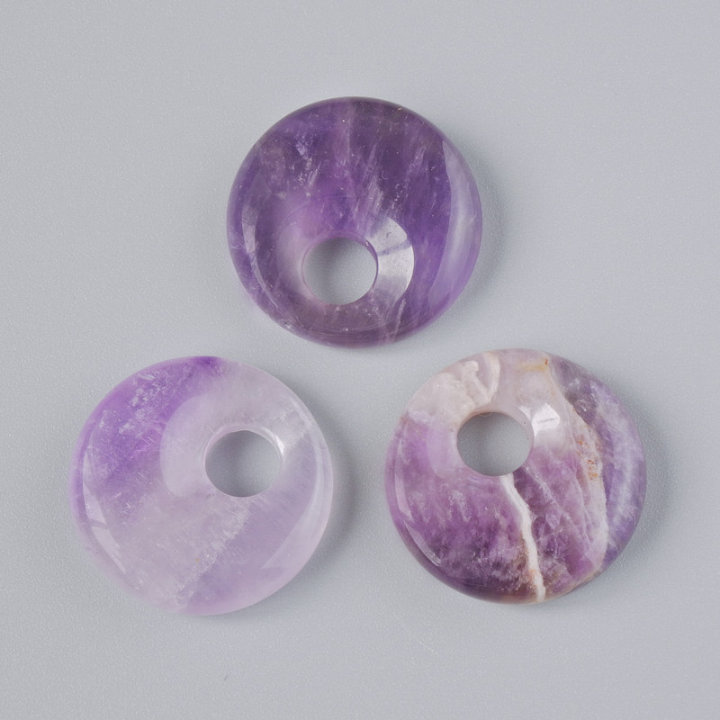 Wisiorek donatowy z naturalnym ametystem, średnica 18×5 mm (+/-), średnica otworu 5 mm (+/-)