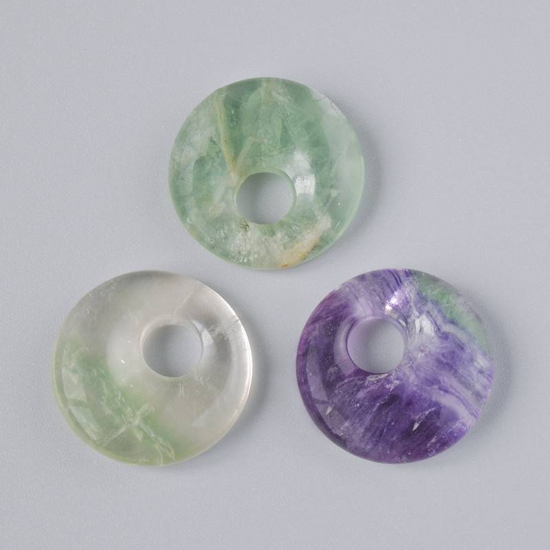 Wisiorek w kształcie pączka (donut) z fluorytu, naturalny kamień, średnica 18×5 mm ±, średnica otworu 5 mm ±