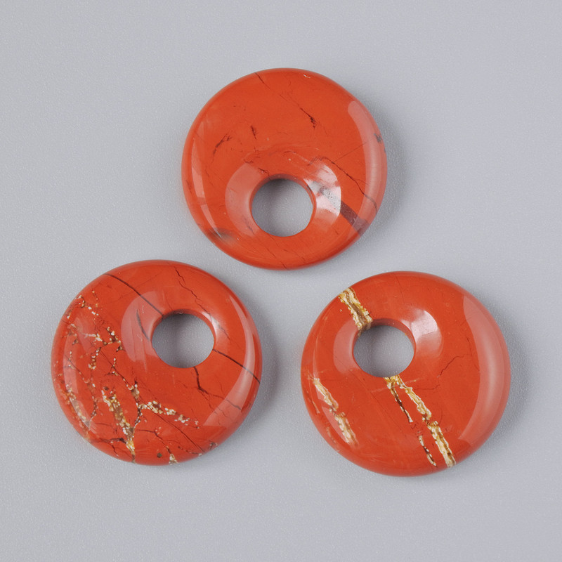 Wisiorek w kształcie pączka z czerwonego jaspisu, naturalny kamień, średnica 18×5 mm (±), średnica otworu 5 mm (±).