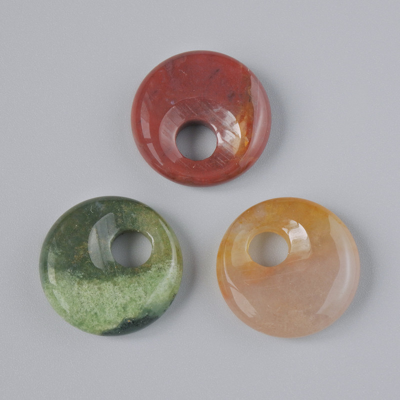 Wisiorek w kształcie pączka z zielonego jaspisu, naturalny kamień, wymiary 18 × 5 mm, średnica otworu 5 mm