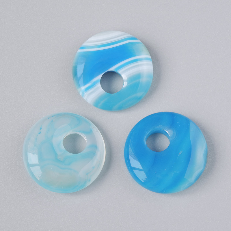 Wisiorek w kształcie pączka (donut) – agat niebieski, naturalny kamień, średnica 18×5 mm ±, średnica otworu 5 mm ±