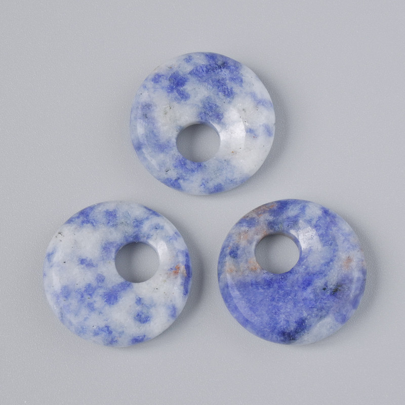 Wisiorek w kształcie pączka (donut) z sodalitu, naturalny kamień, średnica 18×5 mm ±, średnica otworu 5 mm ±