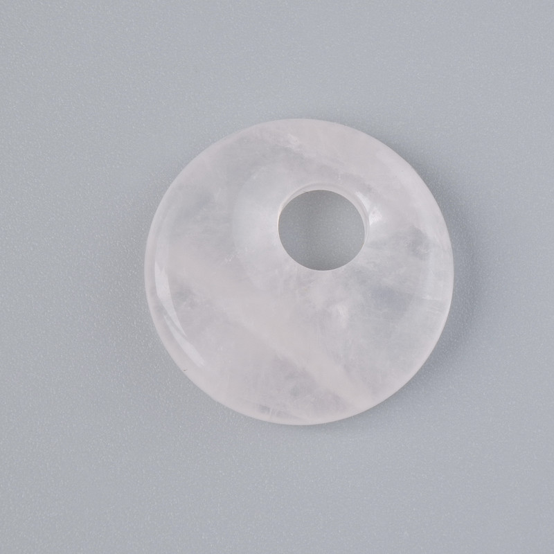 Wisiorek w kształcie pączka z różowego kwarcu, naturalny kamień, średnica 18x5 mm, średnica otworu 5 mm