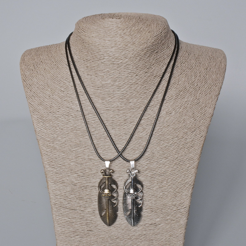 Zestaw dwóch zawieszek 'Czaszka' – brązowy i srebrzysty metal, 55×19 mm, długość 45–50 cm