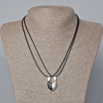 Duet wisiorków „Serce” na magnesie, czarna i szara matowa emalia 20,5×17,5 mm +/-, długość 45–50 cm+