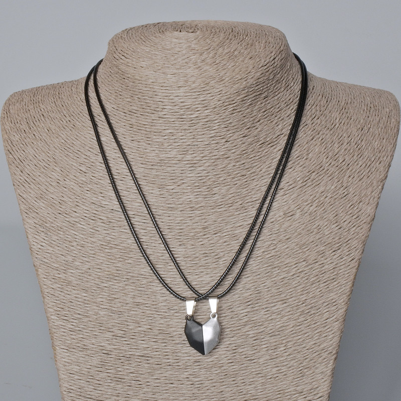 Duet wisiorków „Serce” na magnesie, czarna i szara matowa emalia 20,5×17,5 mm +/-, długość 45–50 cm+