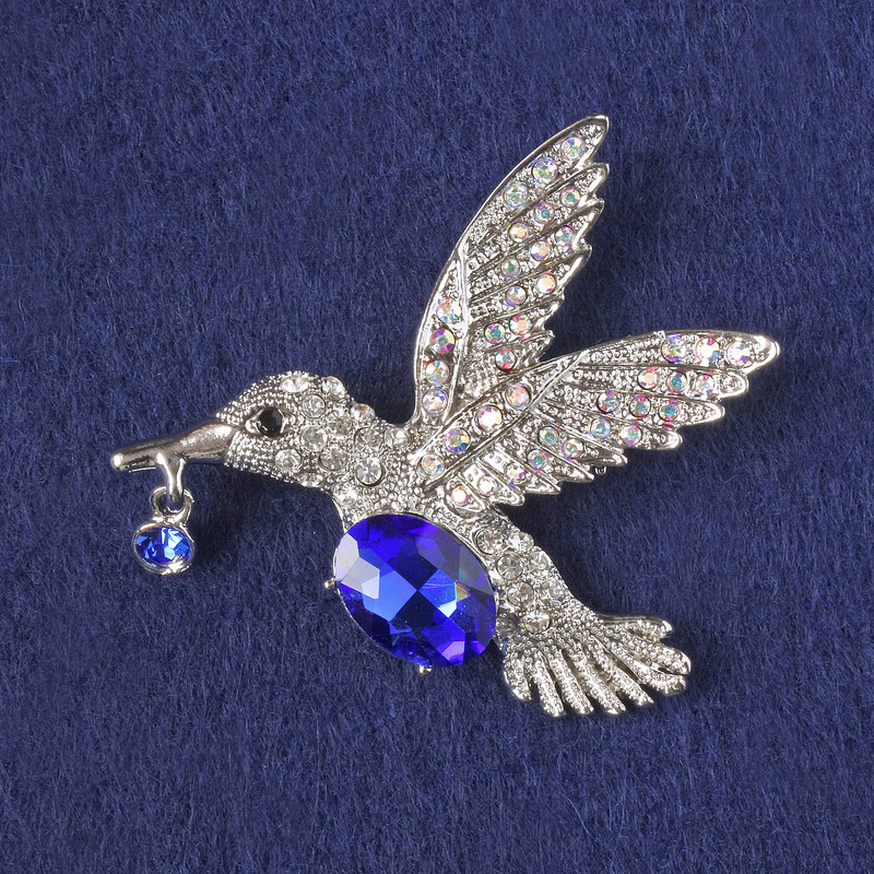 broszka-wisiorek Koliber, niebieski kryształ, strass w kolorze chameleon, srebrzysty metal 47×52 mm+