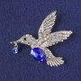 broszka-wisiorek Koliber, niebieski kryształ, strass w kolorze chameleon, srebrzysty metal 47×52 mm+