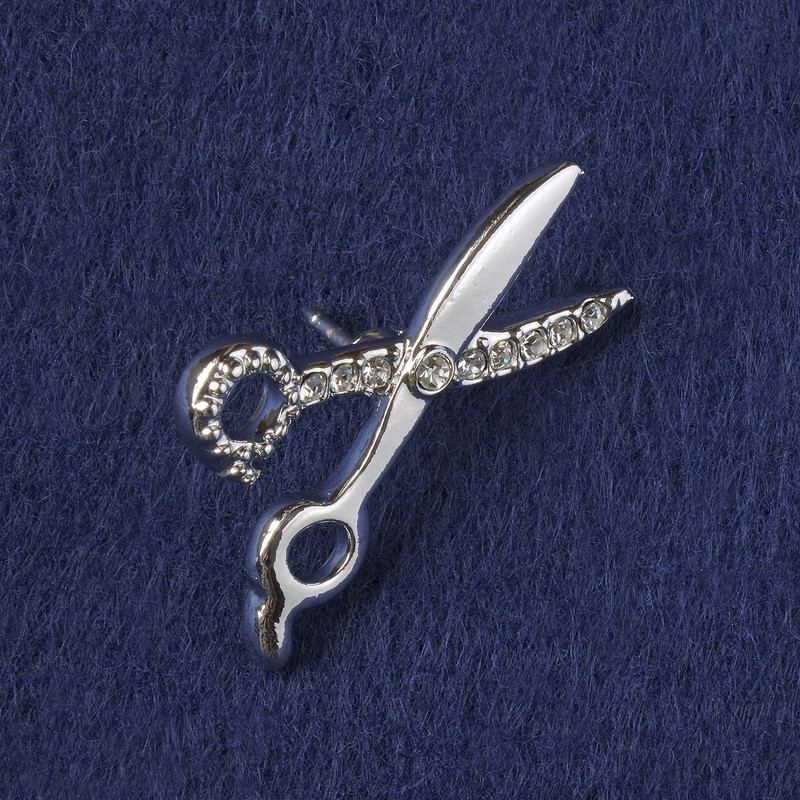 Broszka „Nożyczki” z białymi kryształami, metal srebrzysty 31×21 mm+