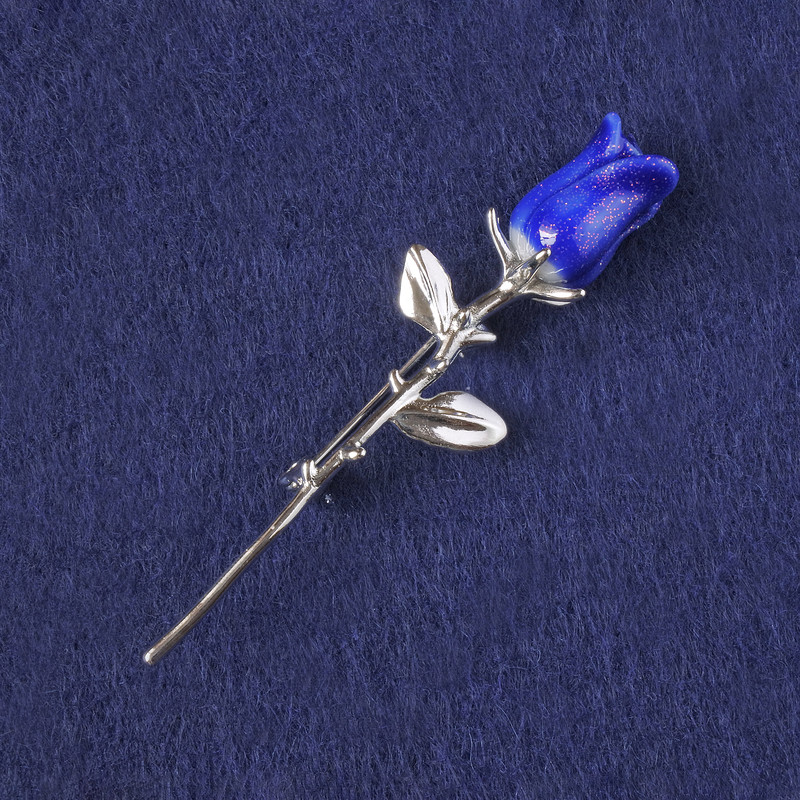 Broszka – Róża niebieska z błyskotkami, plastik, srebrzysty metal 65×19 mm+