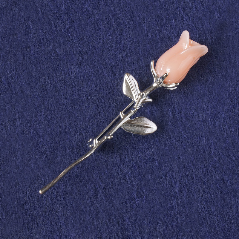 Broszka 'Róża' z beżowego plastiku, srebrny metal 65×19 mm+