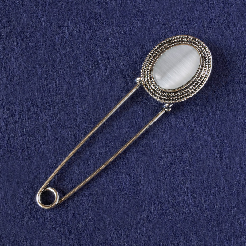 Broszka-zapinka z białym kocim okiem, metal srebrzysty 79×21,5 mm